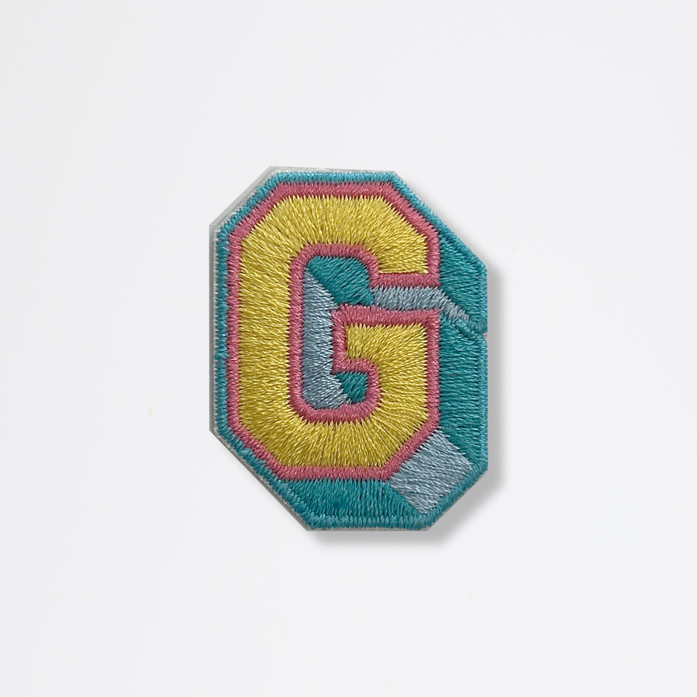 Nooee Pet embroidered patch – letter G in yellow and blue