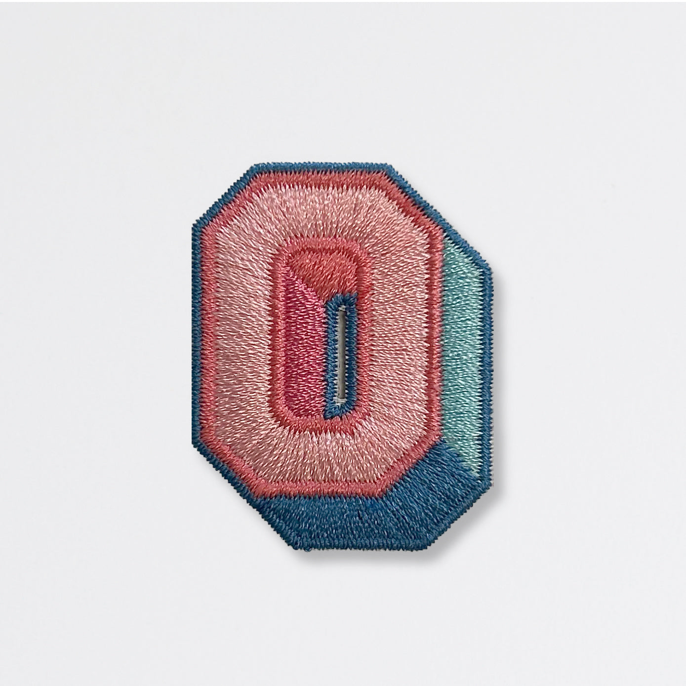 Nooee Pet embroidered patch – letter O in pink and blue