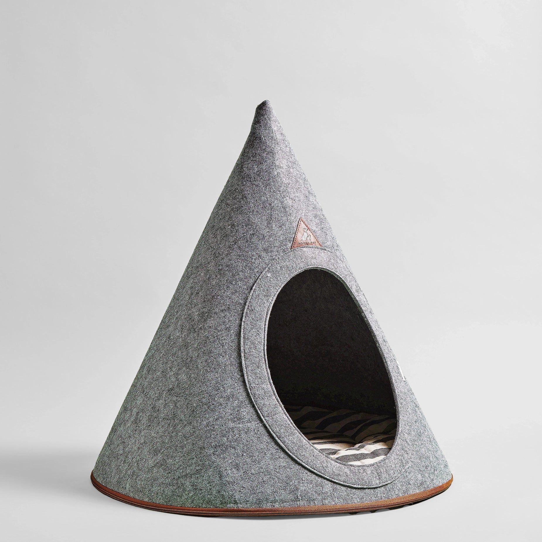 Nooee Pet Cave Buddy (L) in Gray, a stylish and modern dog bed with a conical shape and arch entrance.