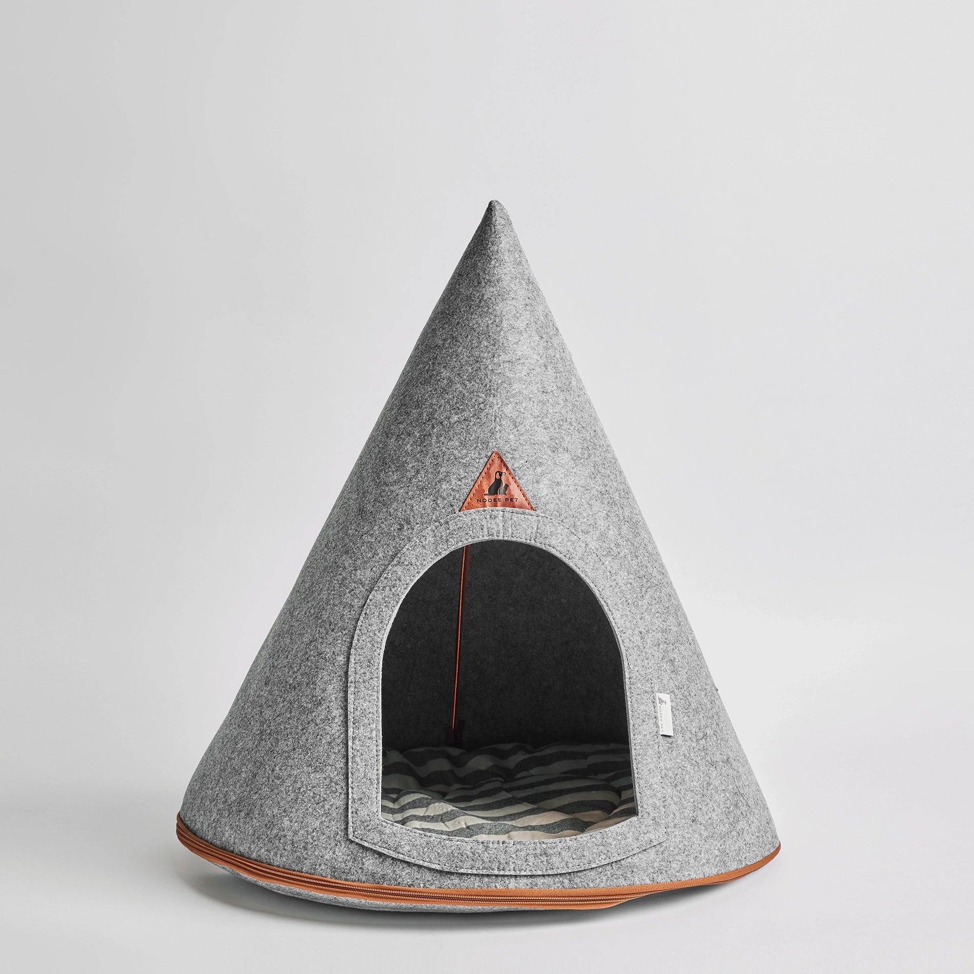 Nooee Pet Cave Lucy (M) Gray side profile, displaying its conical shape and modern design