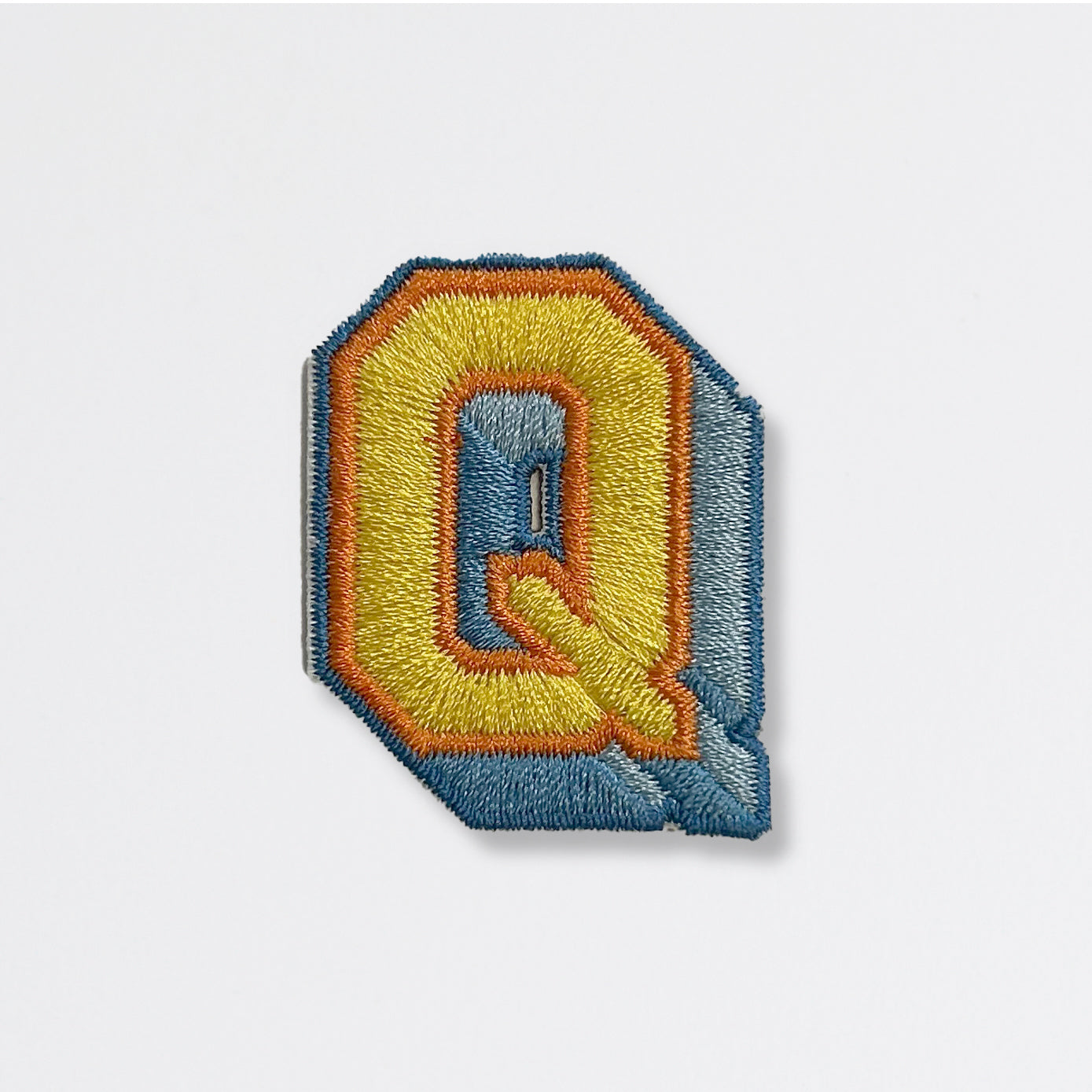 Nooee Pet embroidered patch – letter Q in yellow and blue