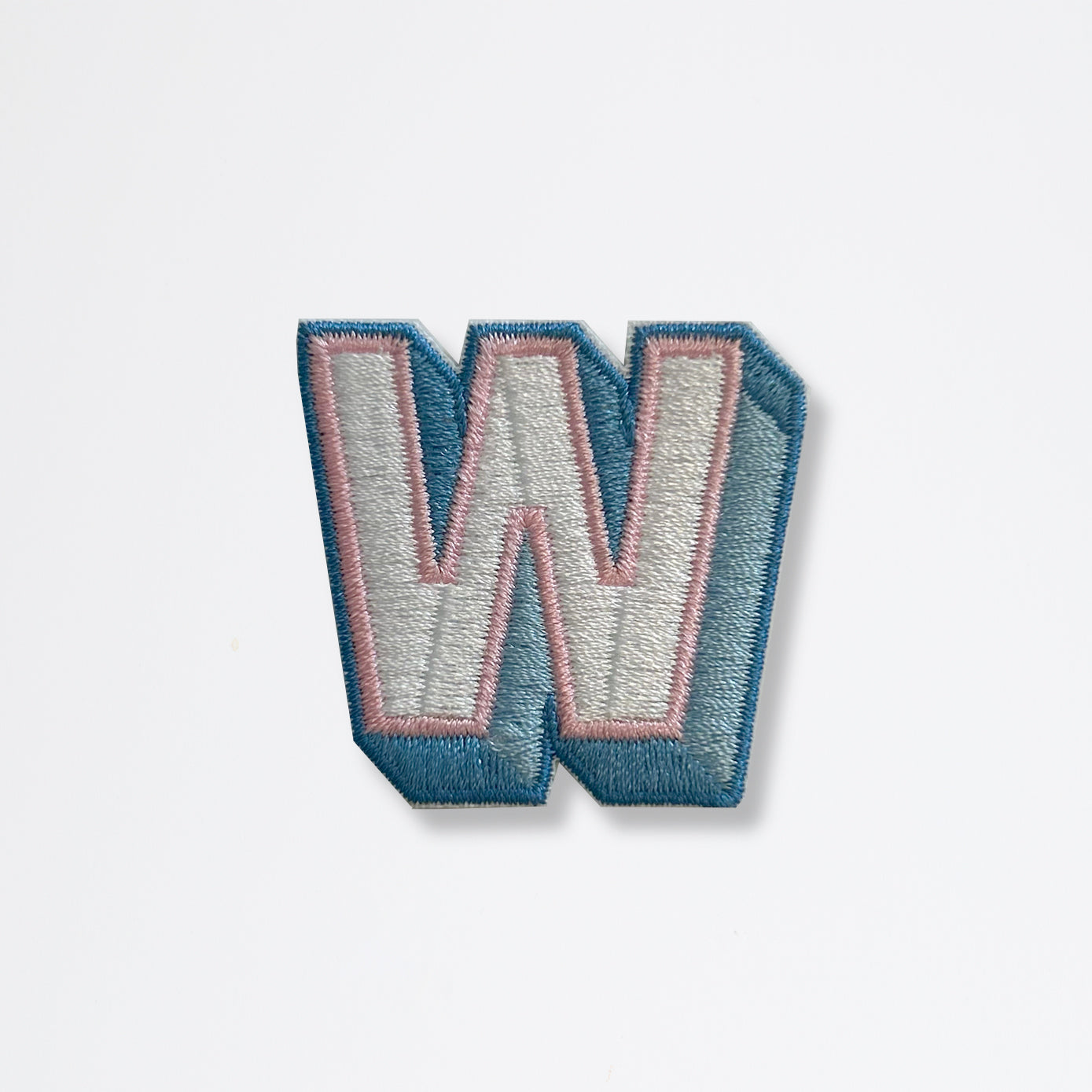 Nooee Pet embroidered patch – letter W in white and blue