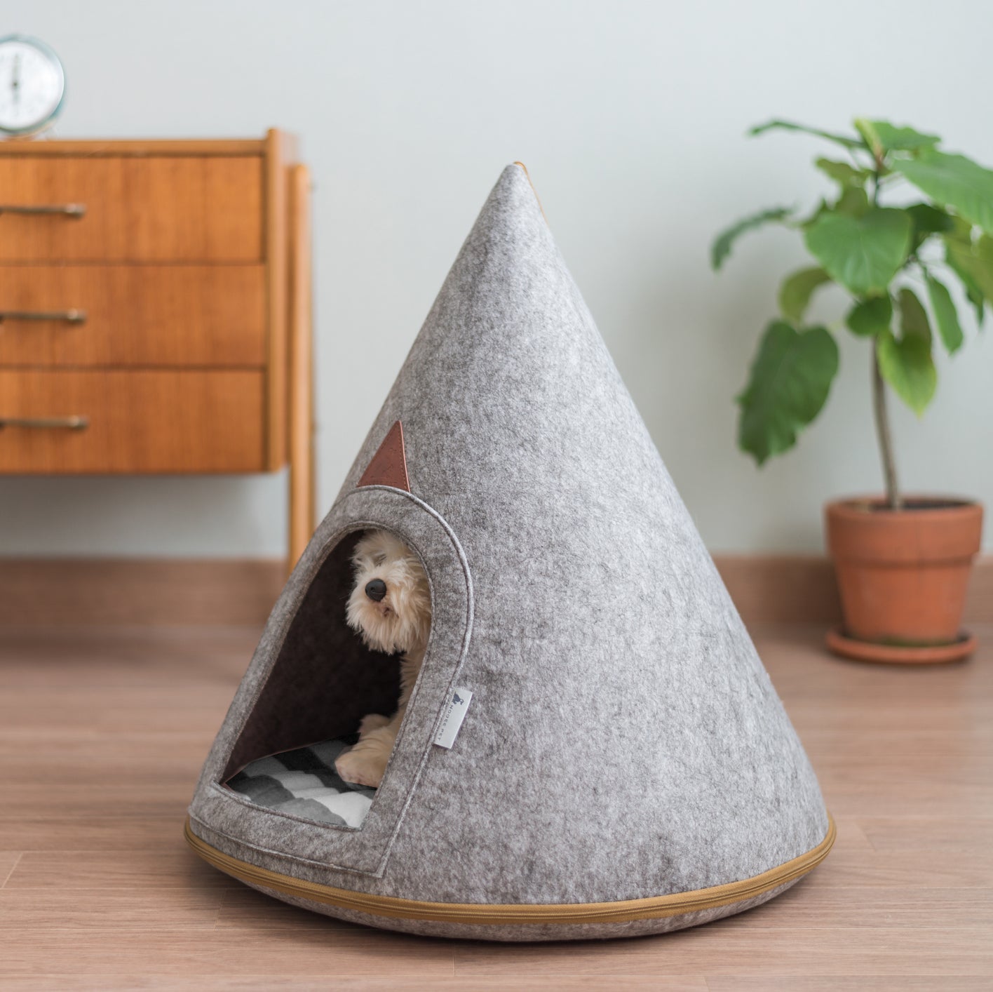 Nooee Pet leather logo patch on gray felt Pet Cave Bella (XS)