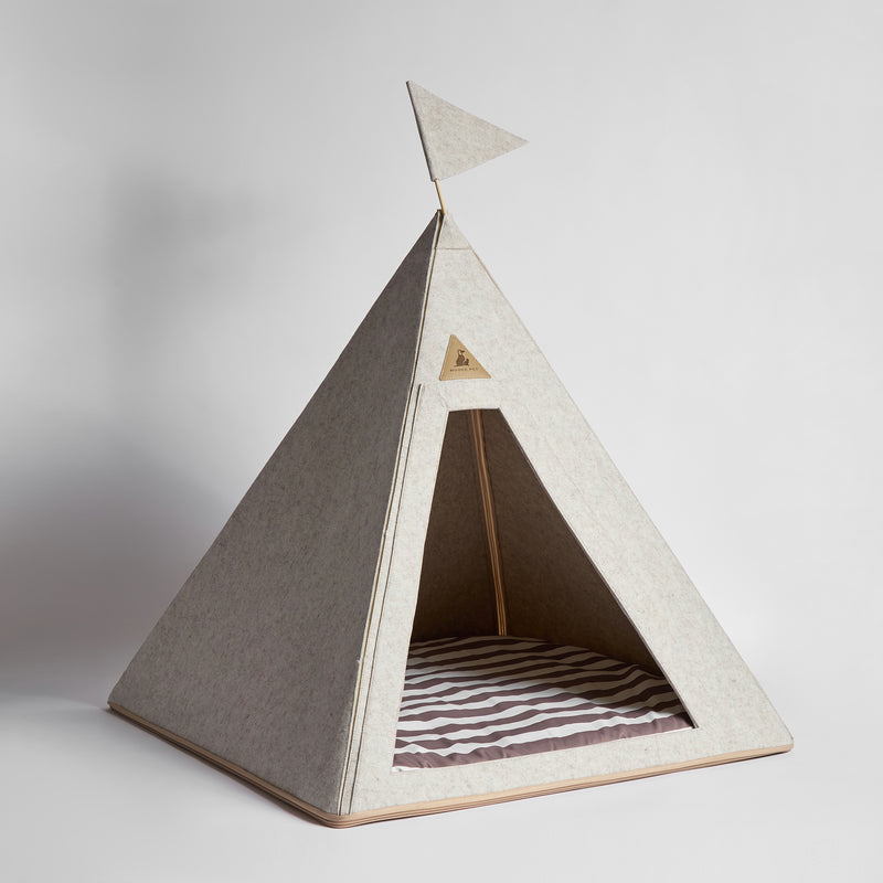 Nooee Pet Teepee Tucker – Foldable Dog Teepee Bed in Cream Felt with Flag