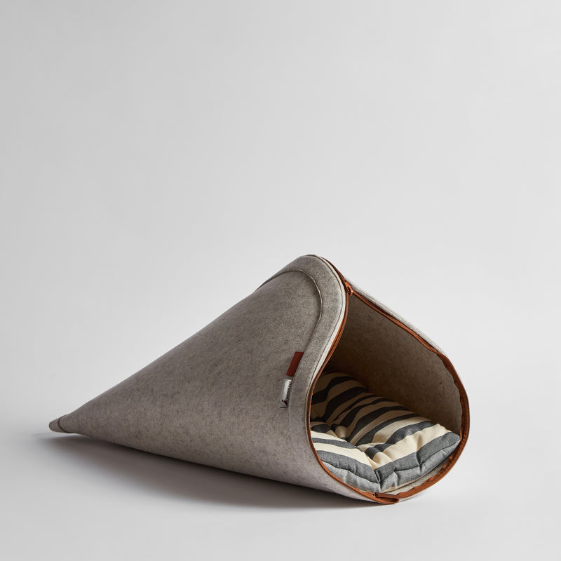 Nooee Pet Nabi Nest in cream with striped cushion for small pets