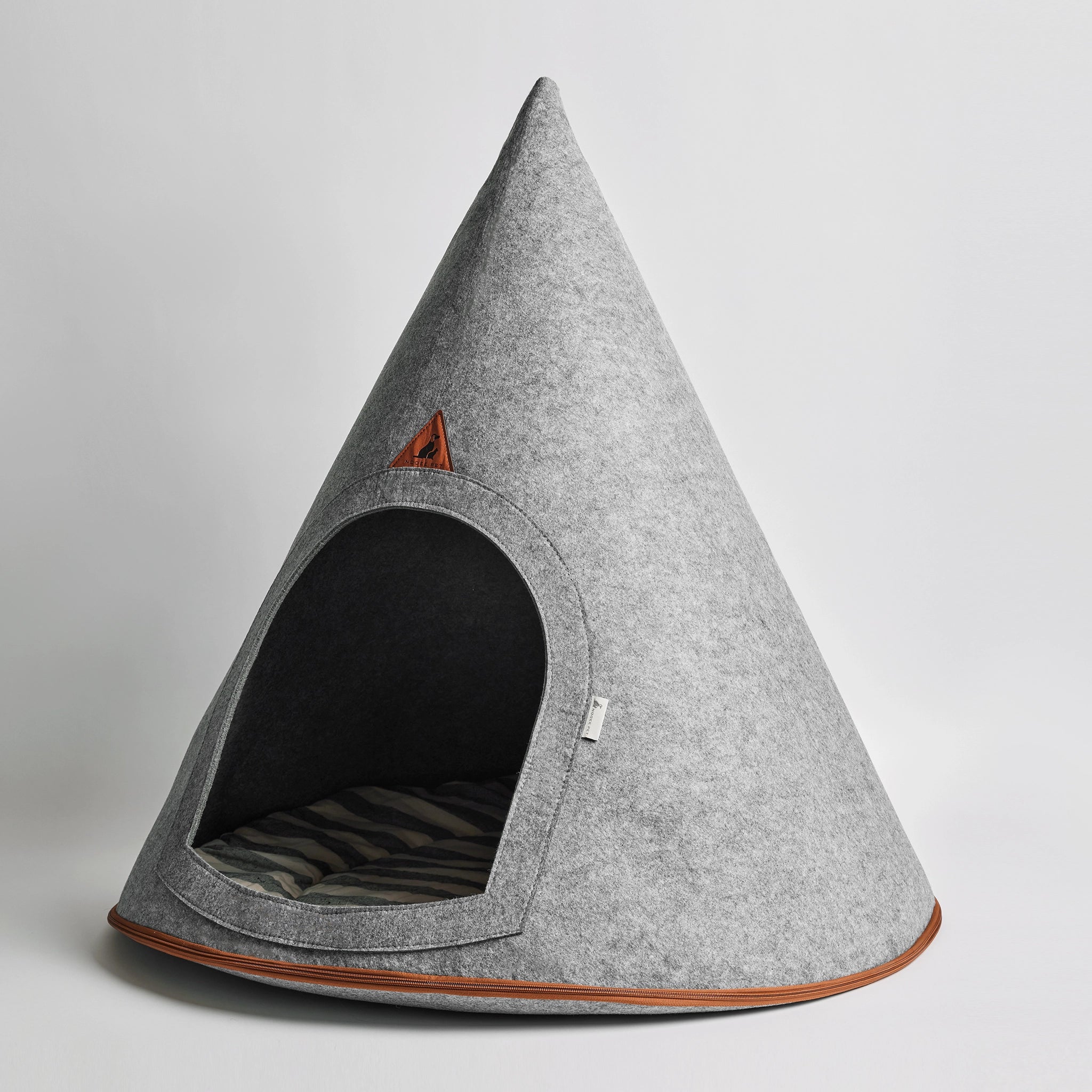 Nooee Pet Harry Cave (XL) in gray, featuring a conical shape with a cozy entrance and soft cushion.